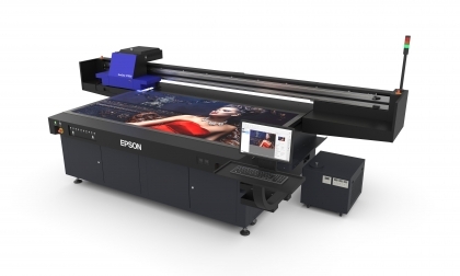 Поглед отпред, дясно: Epson SureColor SC-V7000 UV LED принтер от FACTOR.BG