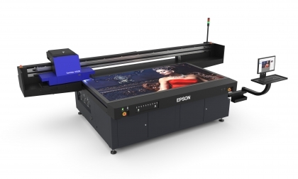 Поглед отпред, ляво: Epson SureColor SC-V7000 UV LED принтер от FACTOR.BG