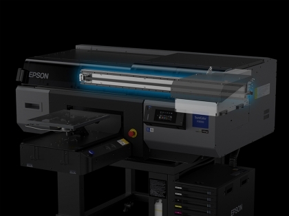 Epson SureColor SC-F3000 високопроизводителен принтер за директен печат върху светли и тъмни тениски с бяло мастило