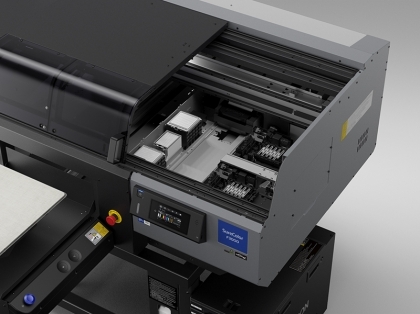 Epson SureColor SC-F3000 високопроизводителен принтер за директен печат върху светли и тъмни тениски с бяло мастило
