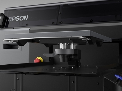 Epson SureColor SC-F3000 високопроизводителен принтер за директен печат върху светли и тъмни тениски с бяло мастило