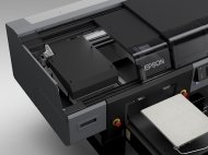 Epson SureColor SC-F3000 високопроизводителен принтер за директен печат върху светли и тъмни тениски с бяло мастило
